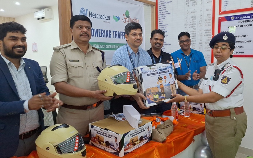 Aahwahan Foundation in association with Netcracker distributed Safety and Welfare Kits to the 200 Bangalore Traffic Police.